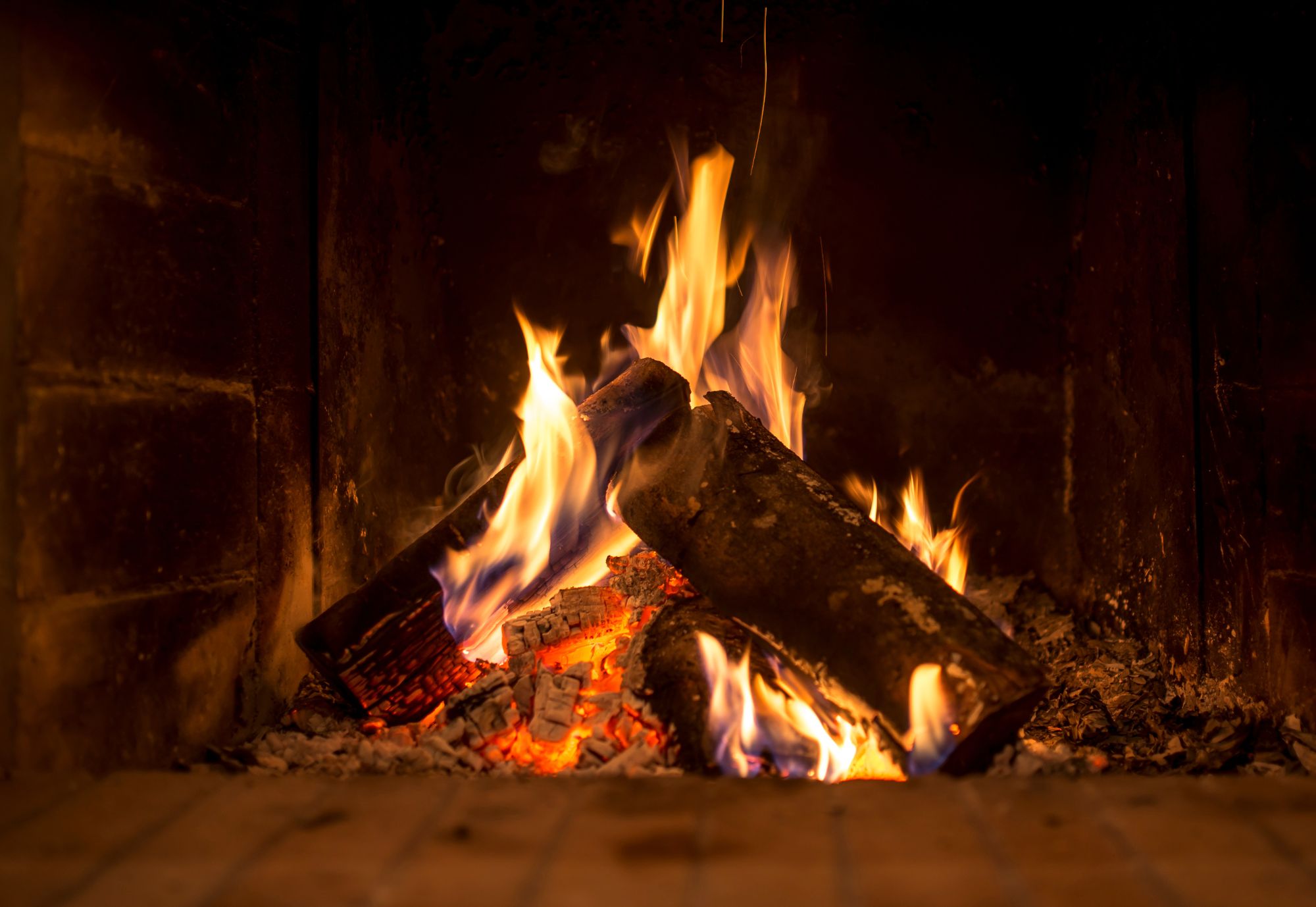 Cómo encender el fuego de una chimenea de leña 