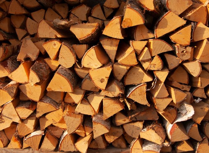Trockenes Brennholz für Kamine 