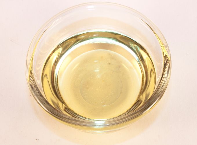 Glas weißer Essig zur Entfernung von Rußgeruch aus dem Schornstein
