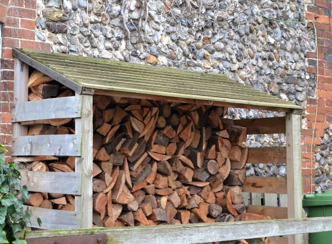 Stockage du bois de chauffage à l'extérieur de la maison
