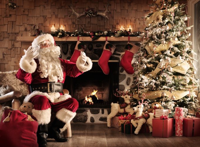 Der Weihnachtsmann legt zu Weihnachten Geschenke unter den Baum