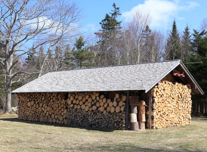 Konstrukce kůlny na ochranu palivového dřeva