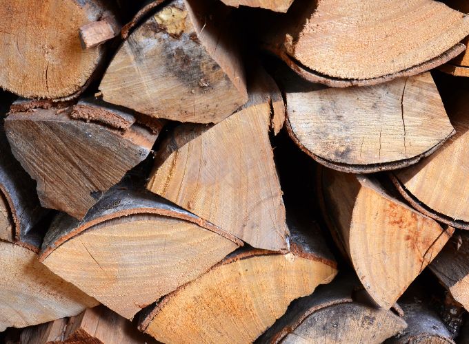 Use dry, non-resinous firewood for the fireplace. 