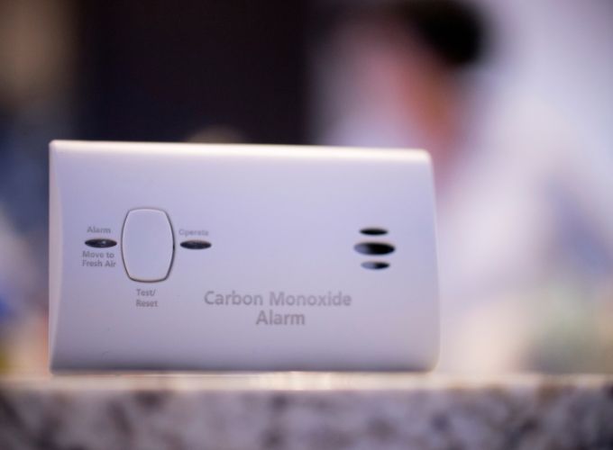 Instalar alarmas de monóxido de carbono
