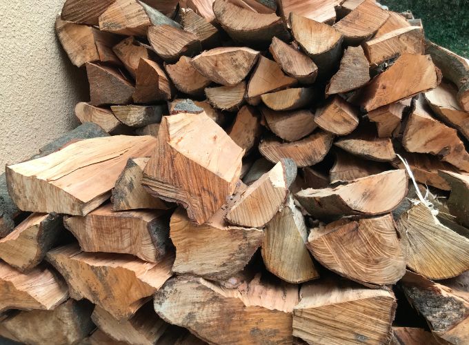 Gebruik droog, niet-harsachtig brandhout