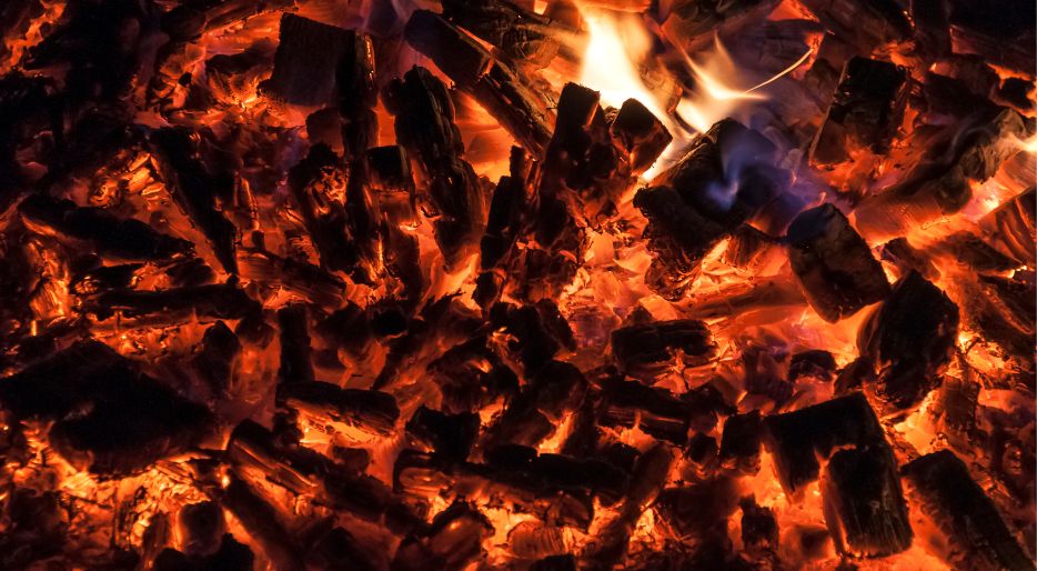 Jak zrobić żar z drewna, aby utrzymać palącą się kuchenkę