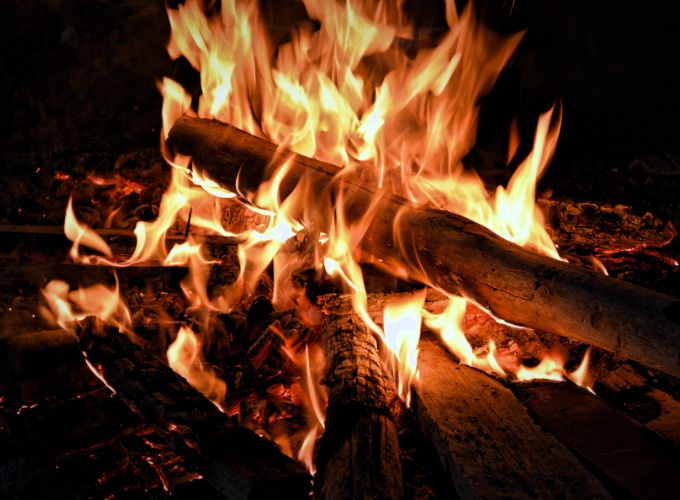 Incendio doloso con legna da ardere