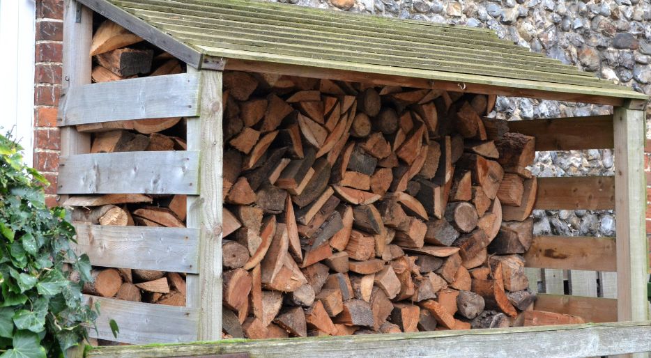 Estructura de un cobertizo para proteger la leña