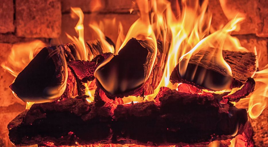 Leña para chimenea en una cesta de mimbre